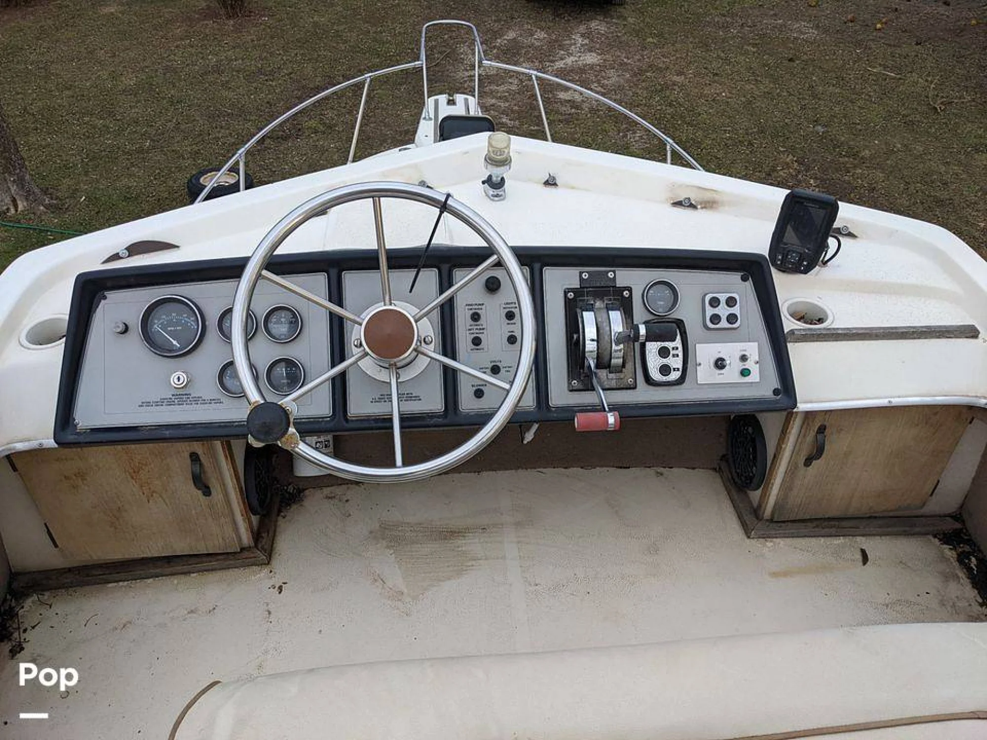 1982 Carver Santa Cruz 2667 Cabin Cruiser - Image 3
