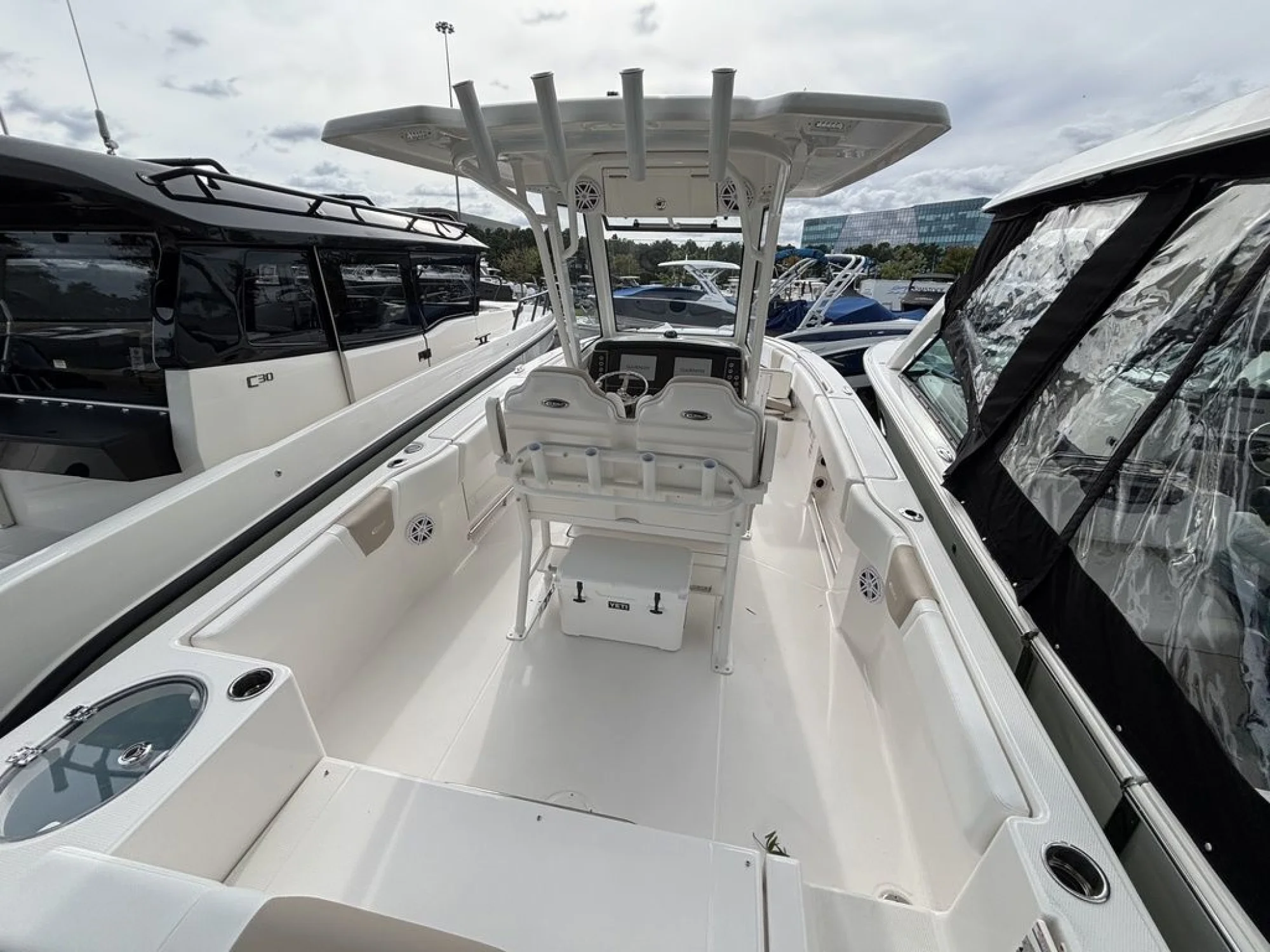 2027 Robalo R252 Explorer - Image 3
