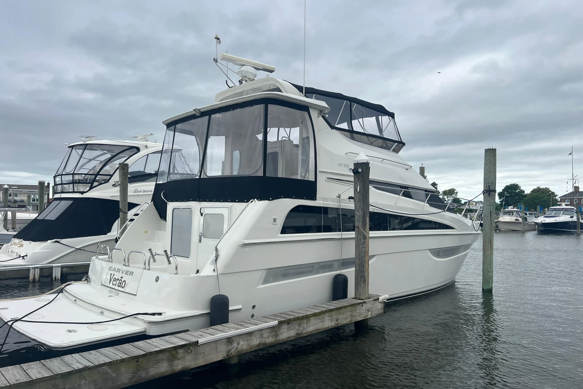 2006 Carver 43 Motor Yacht