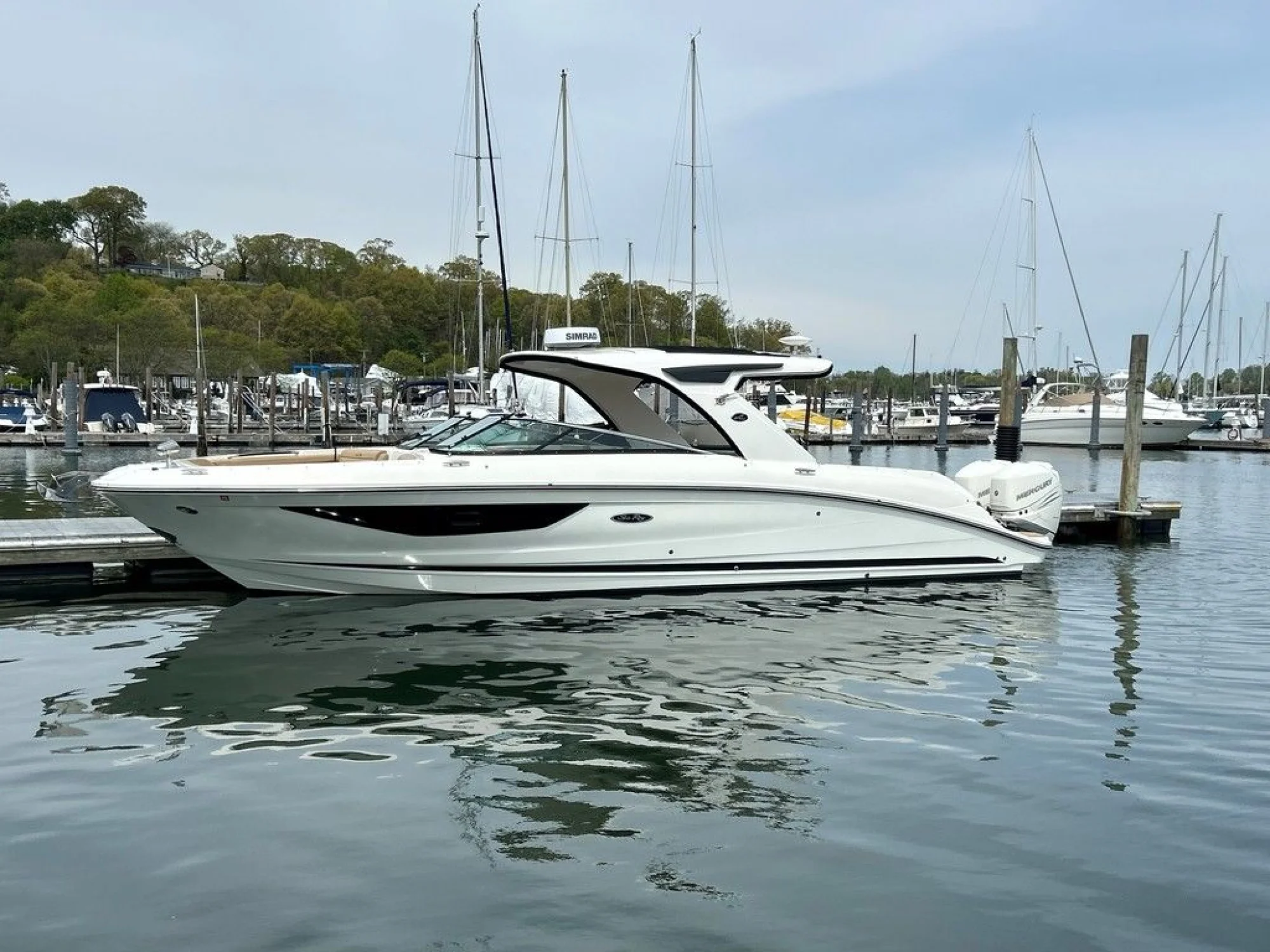 Sea Ray SLX 350 Outboard - Image 2