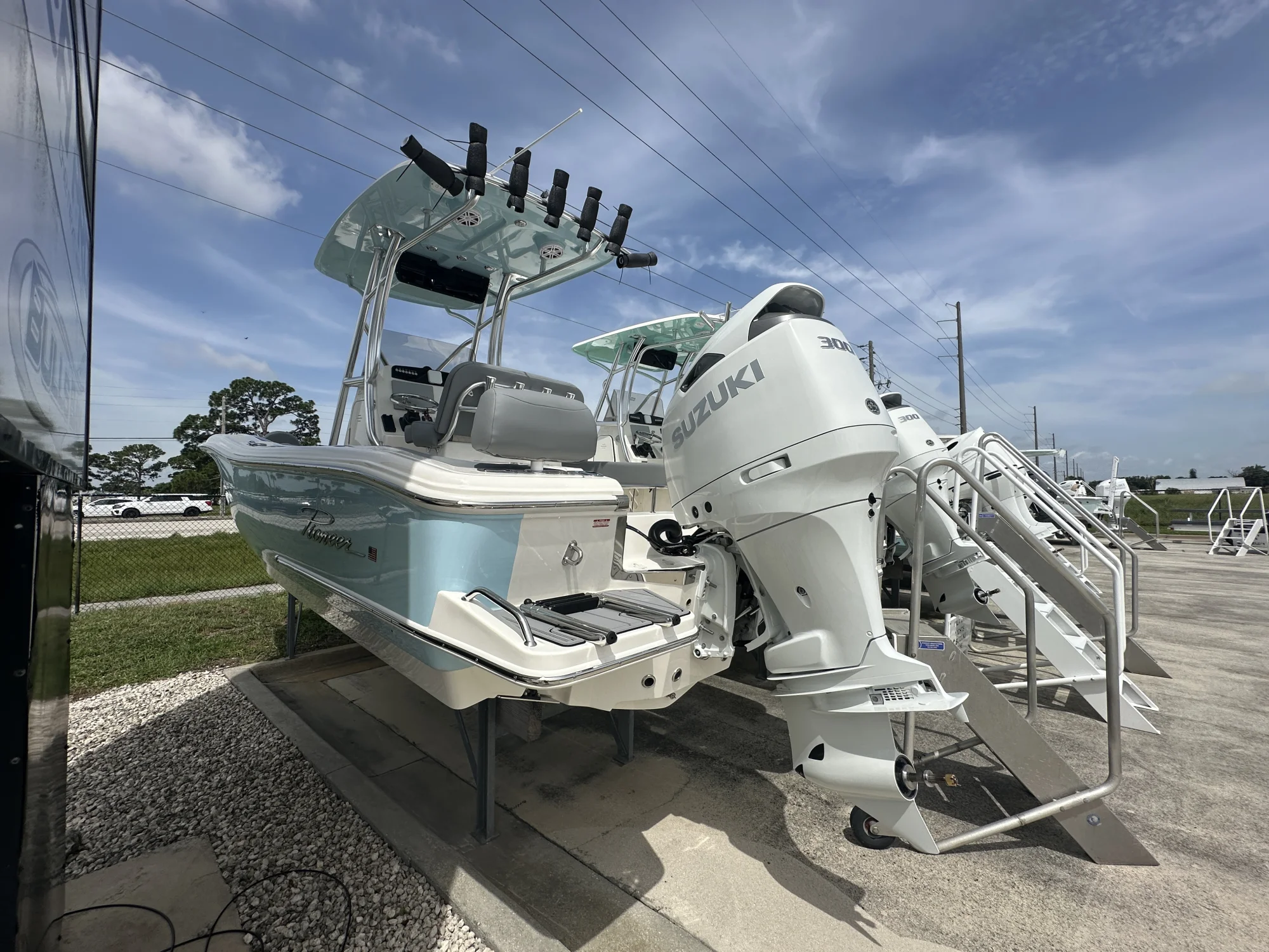 2027 Pioneer 222 Sportfish - Image 3
