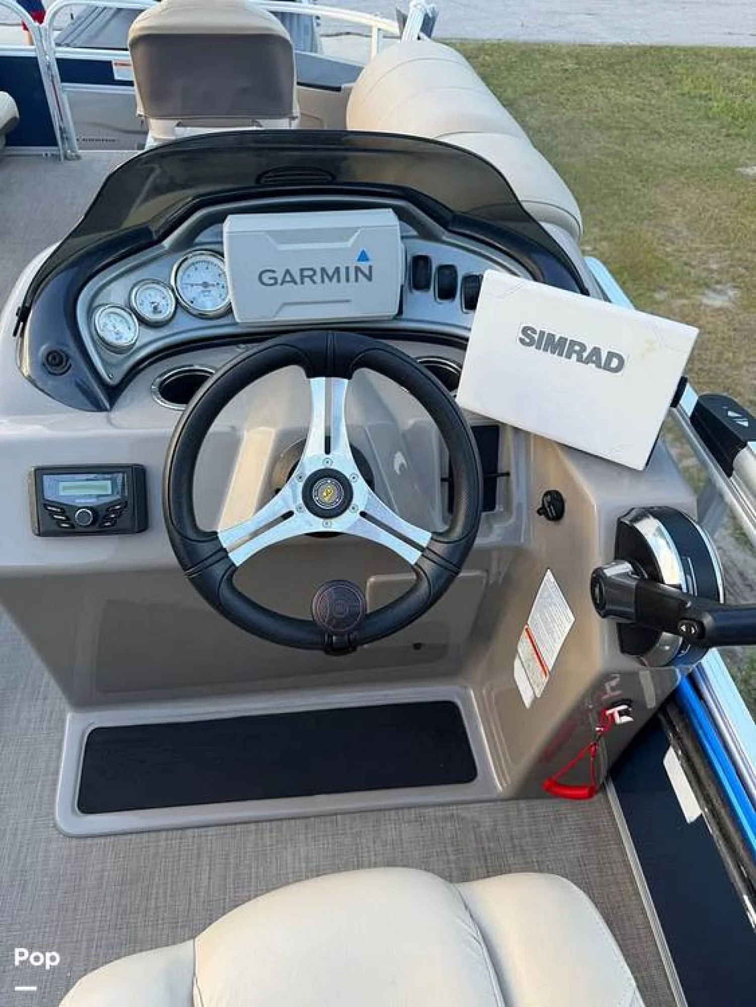 2023 Tracker Sun Tracker Fishin Barge 20 DLX - Image 5