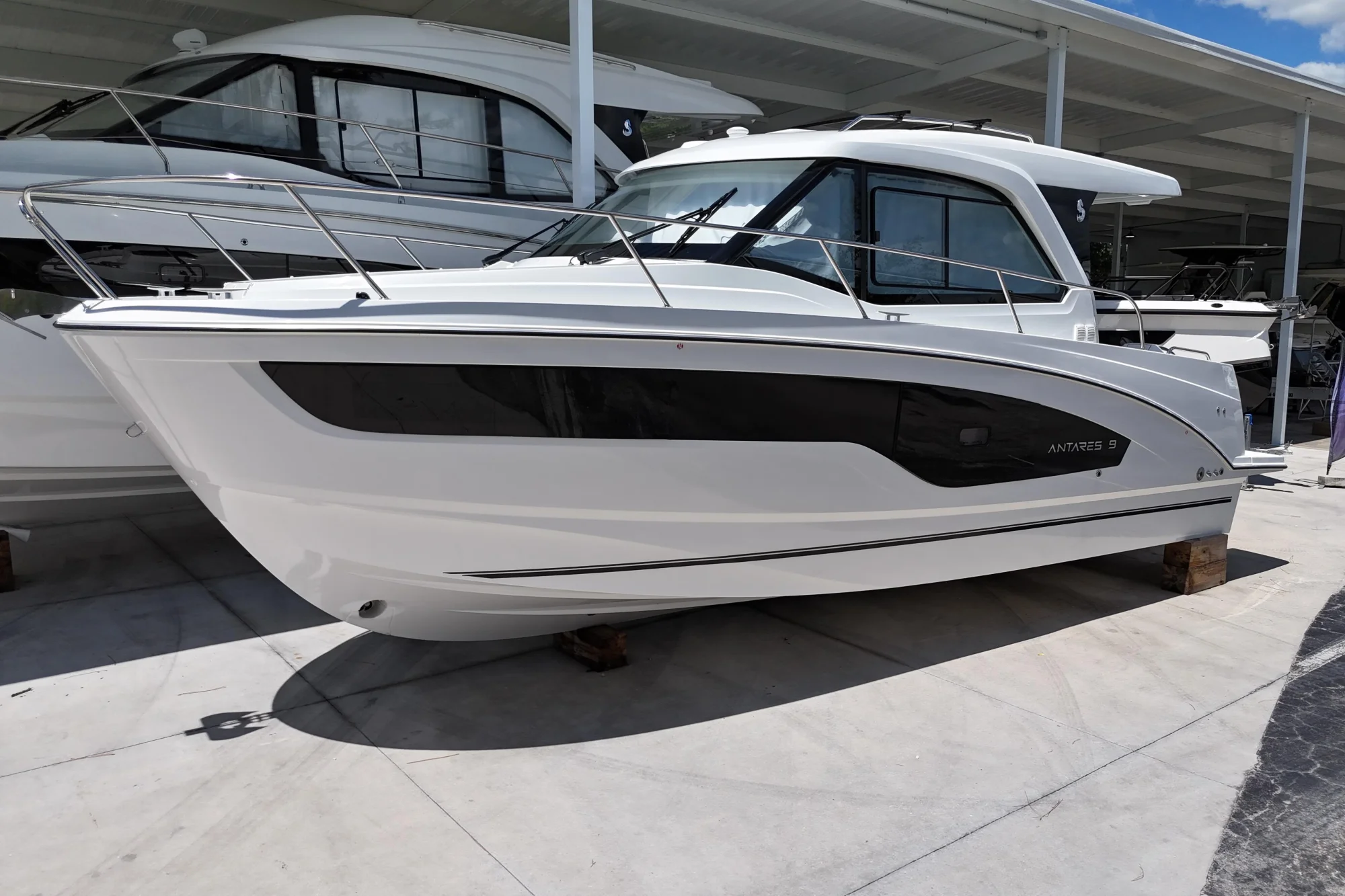 2026 Beneteau Antares 9 V2