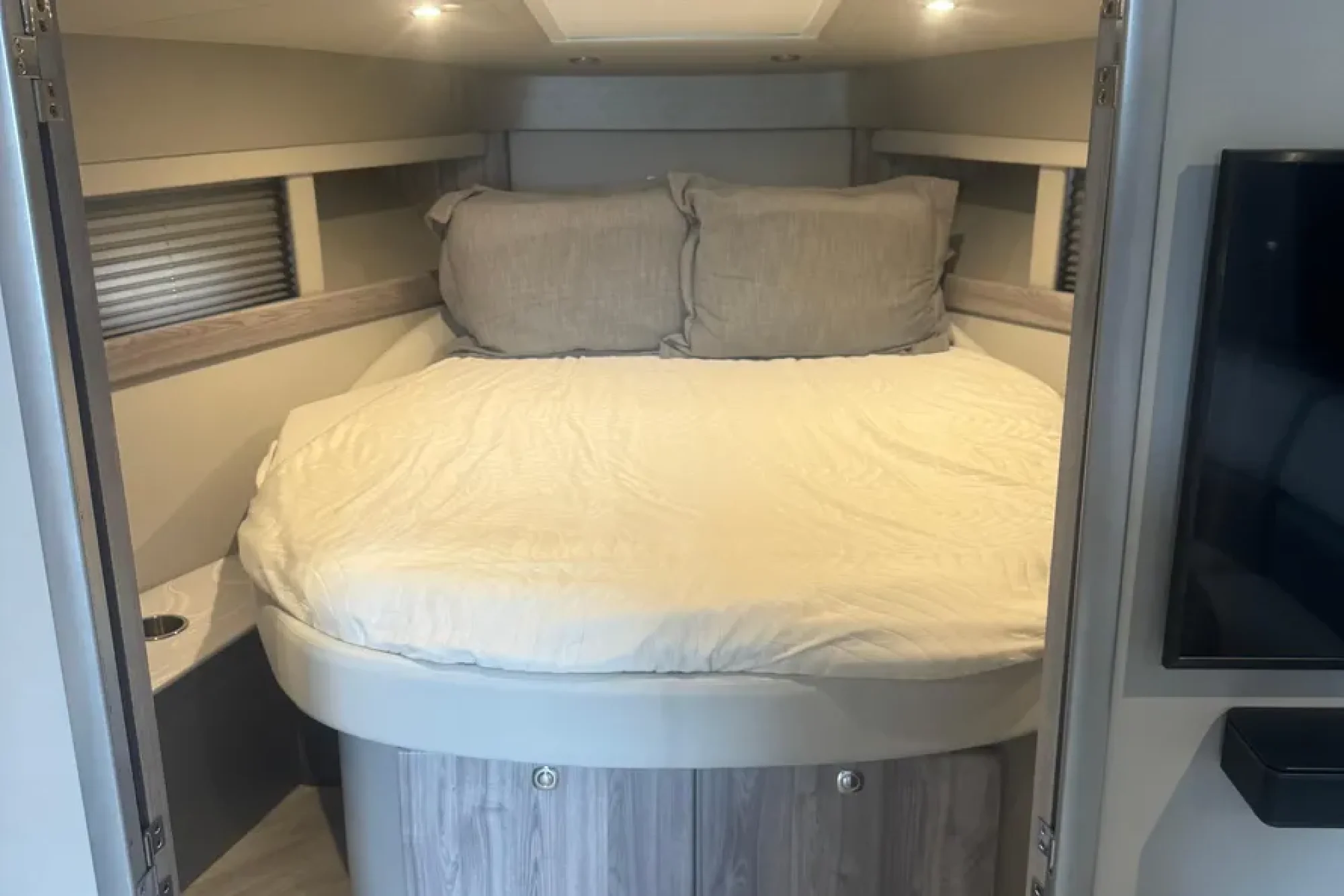 2023 Formula 40 Performance Cruiser - Image 2