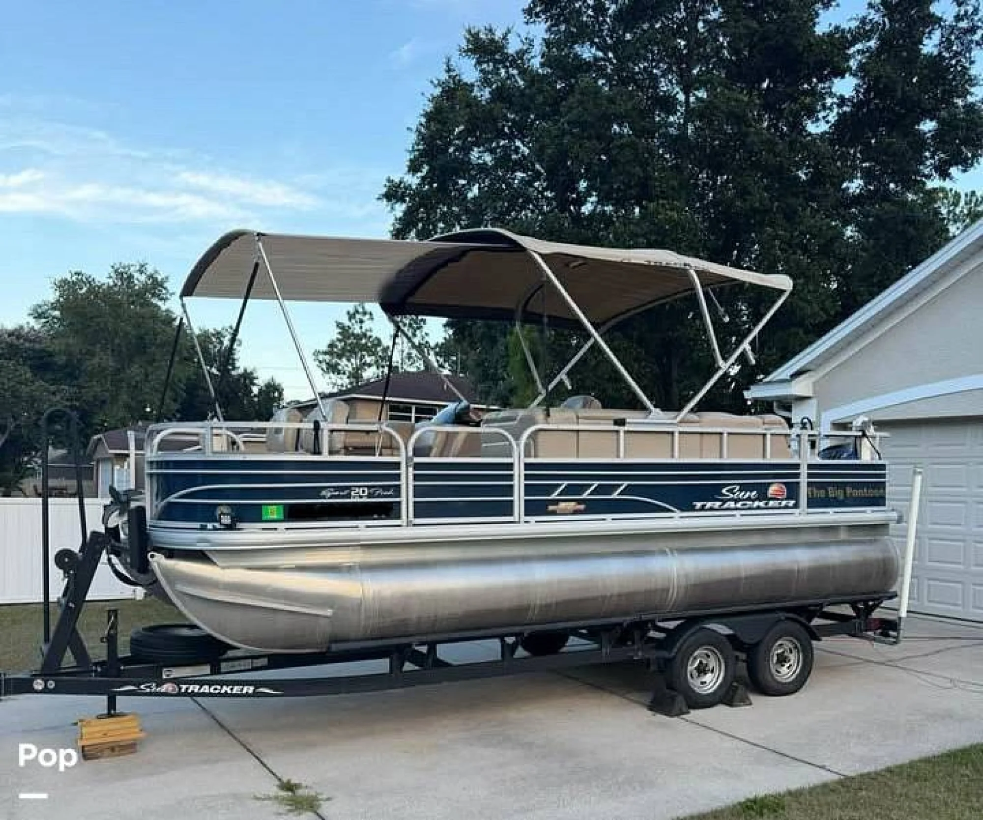2023 Tracker Sun Tracker Fishin Barge 20 DLX - Image 2