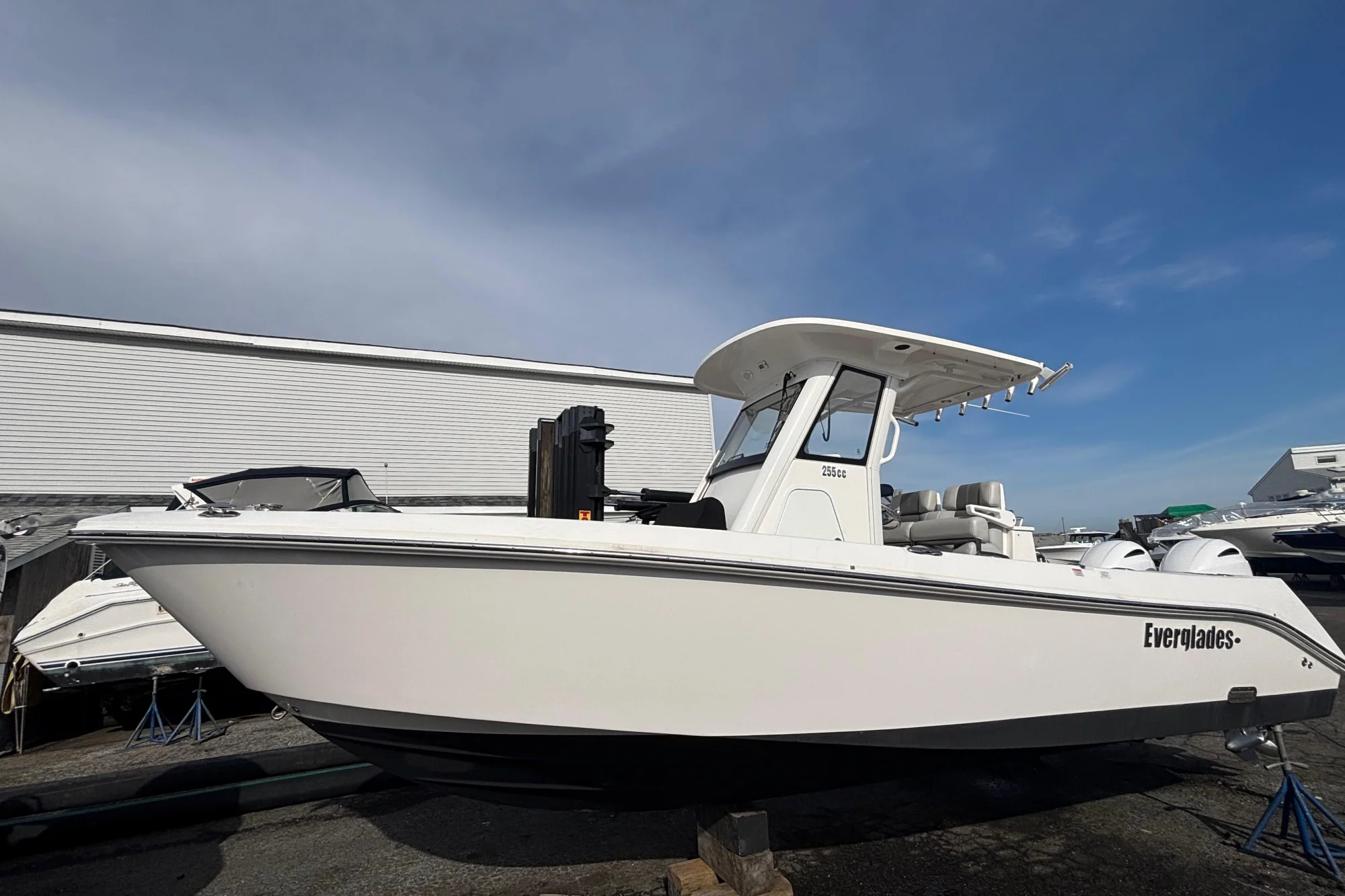 2017 Everglades 255 Center Console - Image 3