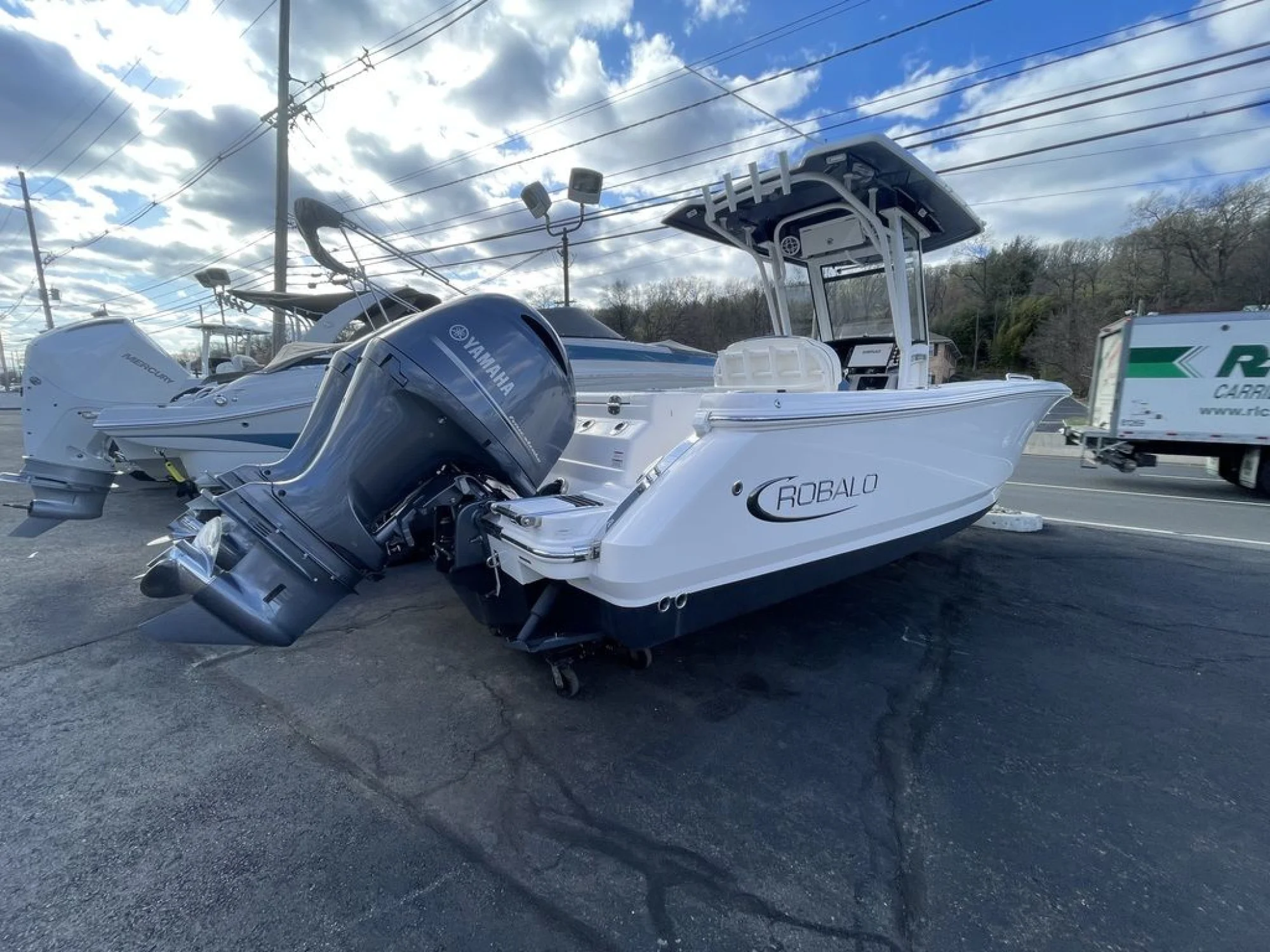 2023 Robalo R250 Center Console - Image 5