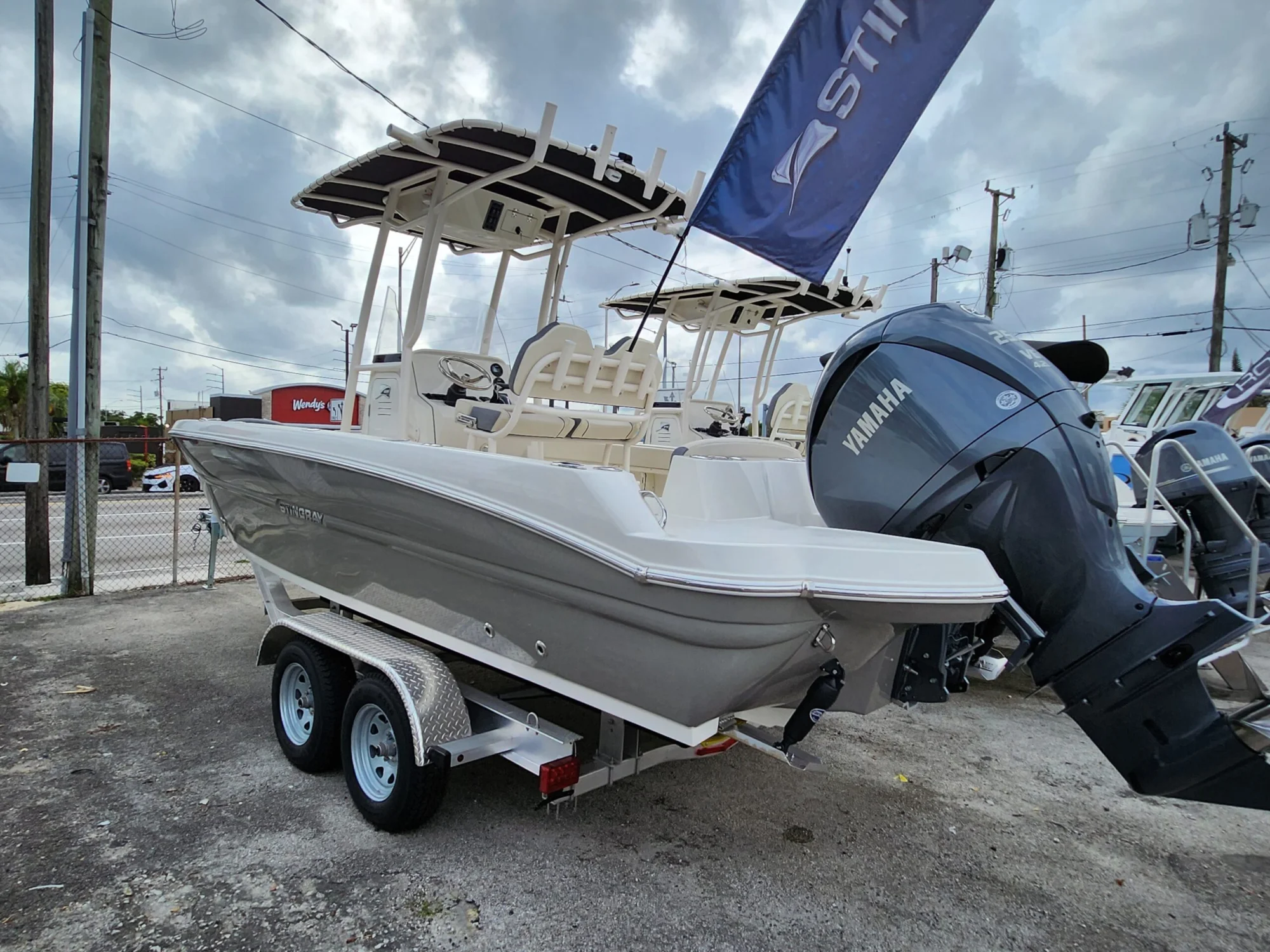 2023 STINGRAY 236CC - Image 3