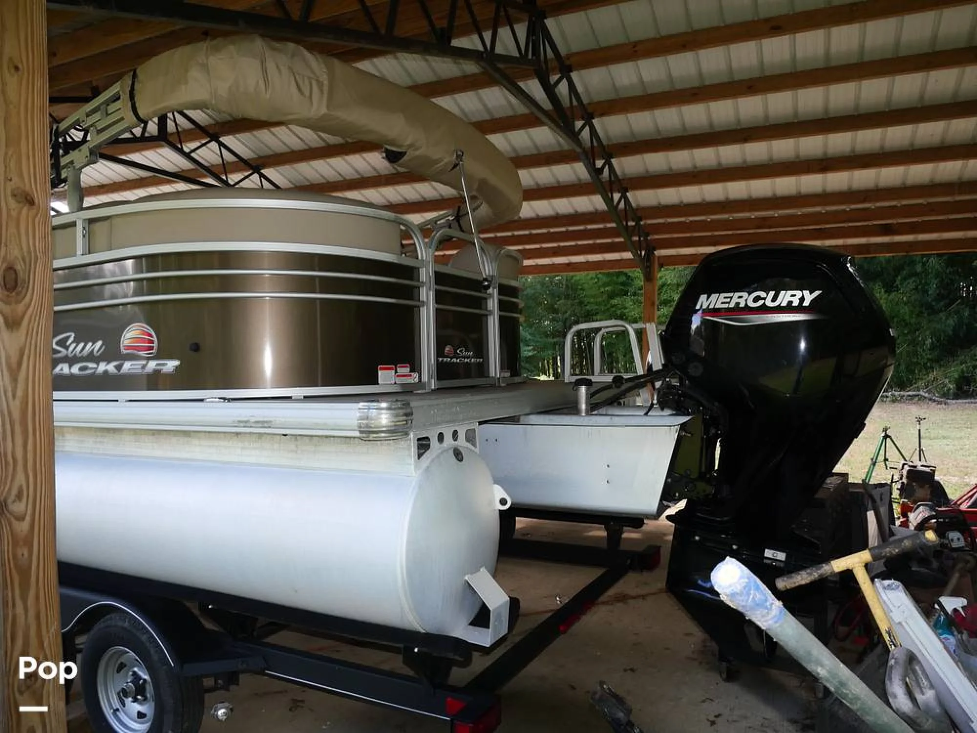 2020 Sun Tracker Party Barge 22 DLX - Image 2