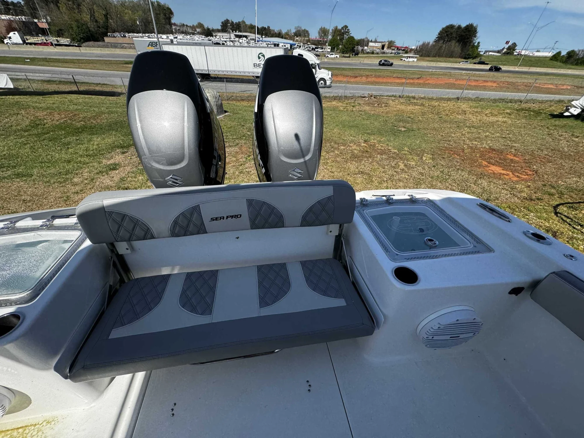 2023 Sea Pro 320 DLX - Image 4
