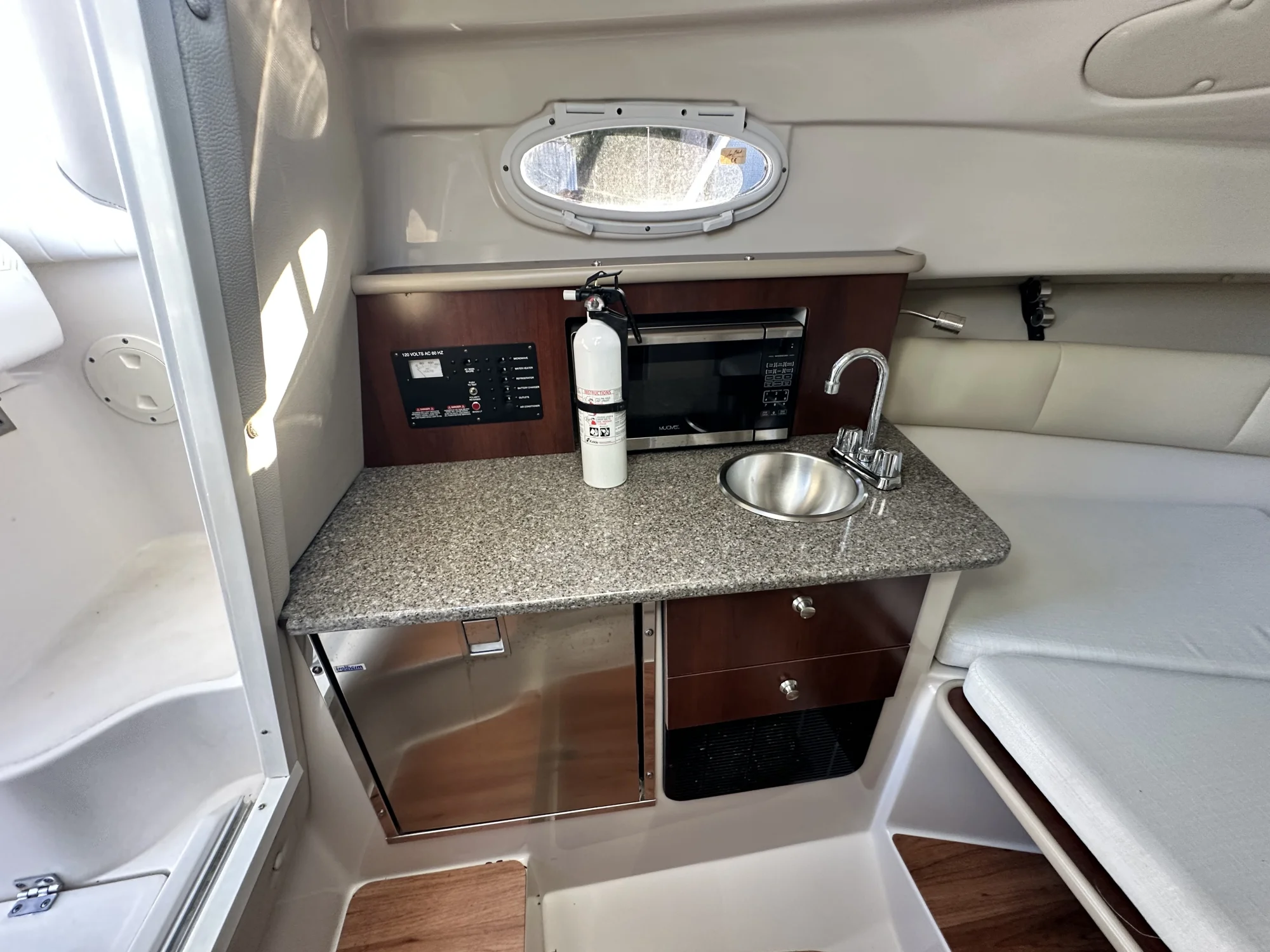 2016 Robalo R265 - Image 2