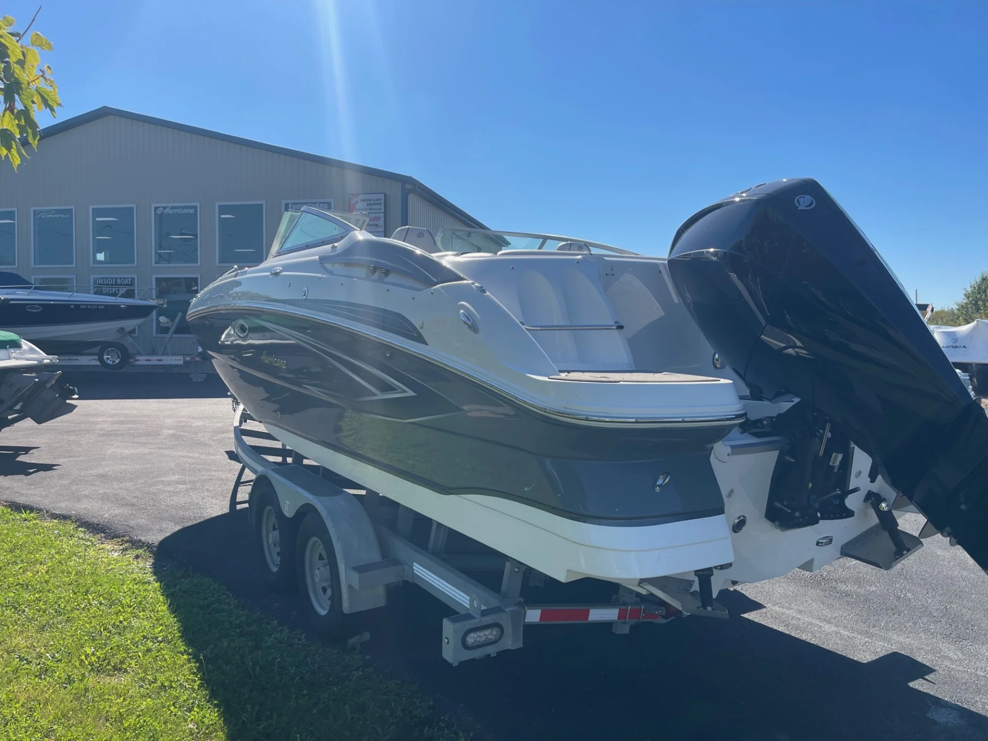 2023 Hurricane 24ft SunDeck 2400 OB - Image 3