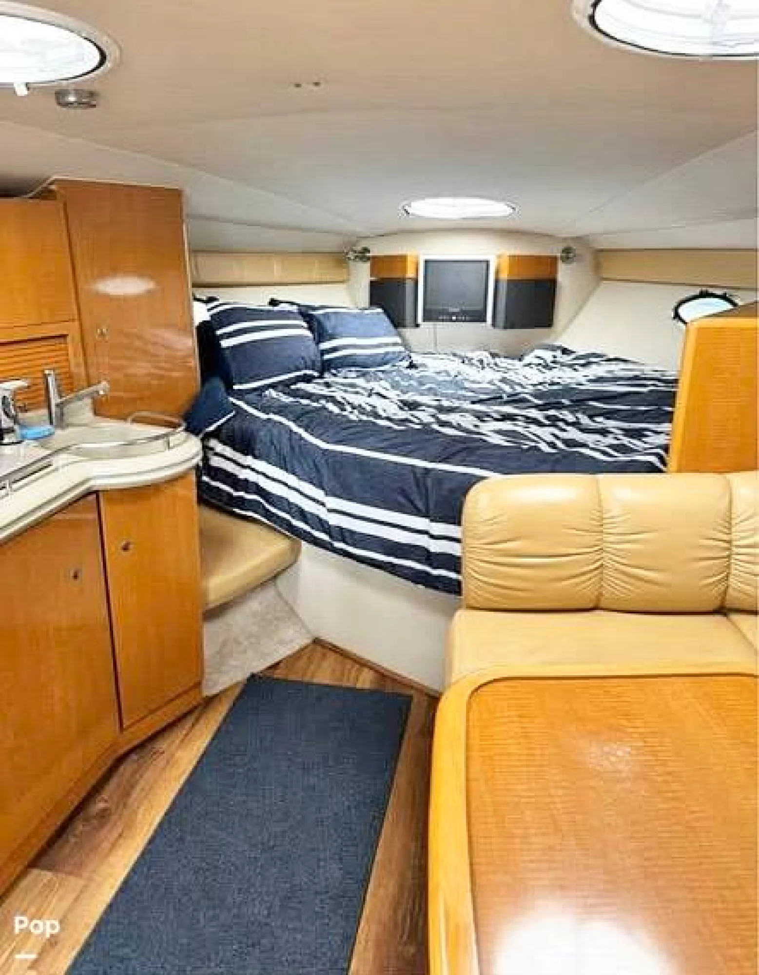 2008 Larson Cabrio 330 - Image 4