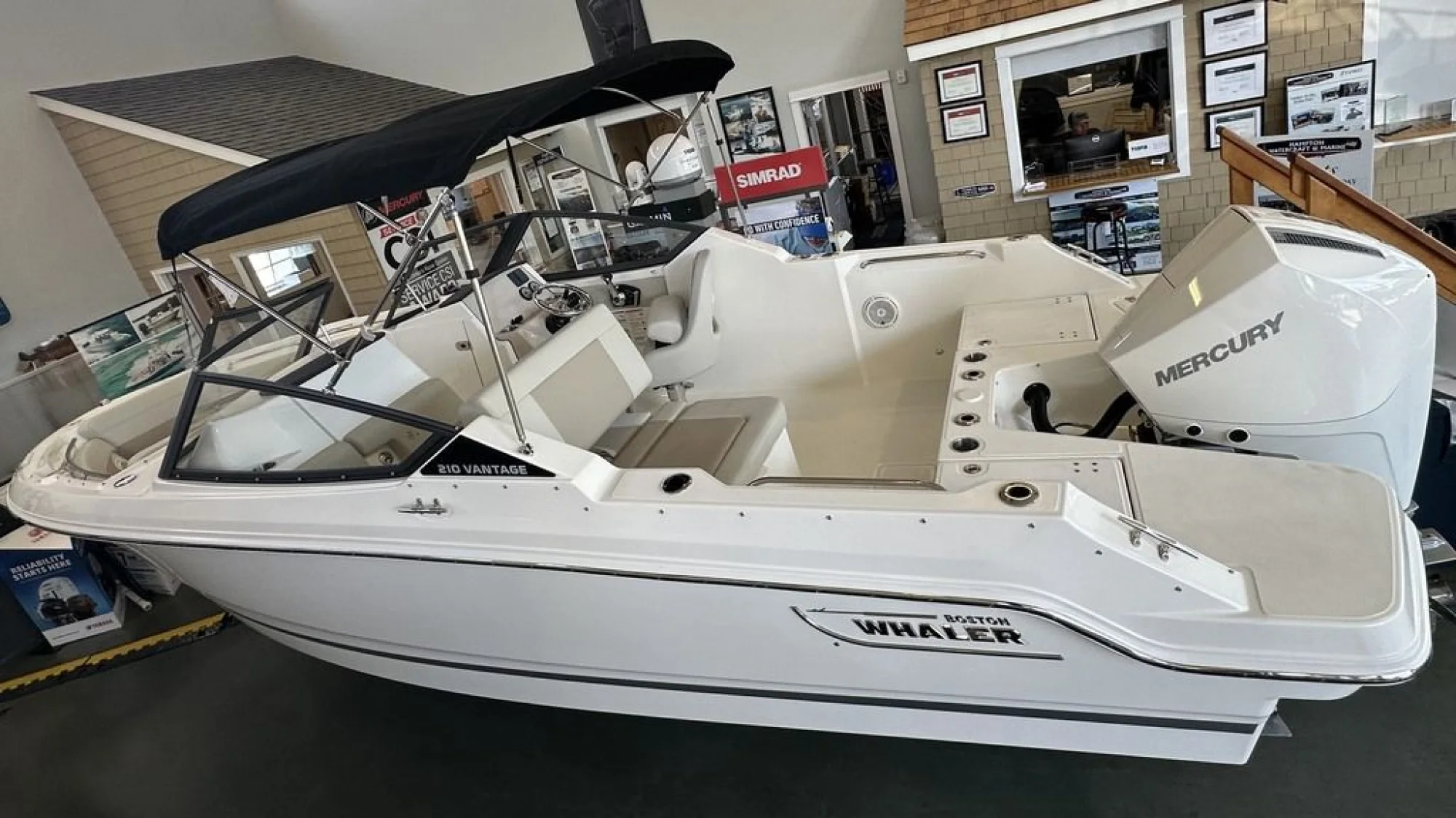 Boston Whaler 210 Vantage - Main Image