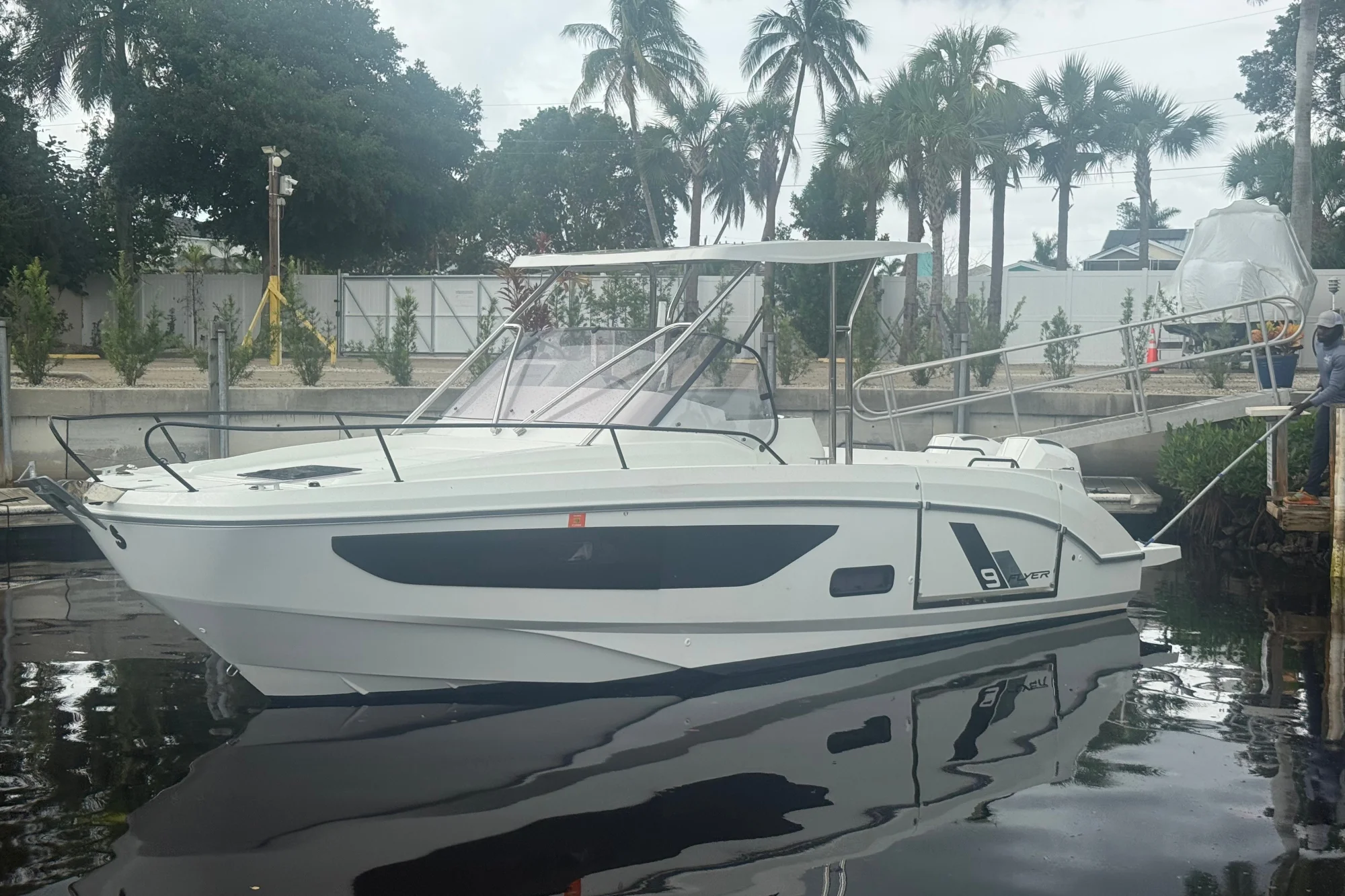 2024 Beneteau Flyer 9 SUNdeck - Image 3