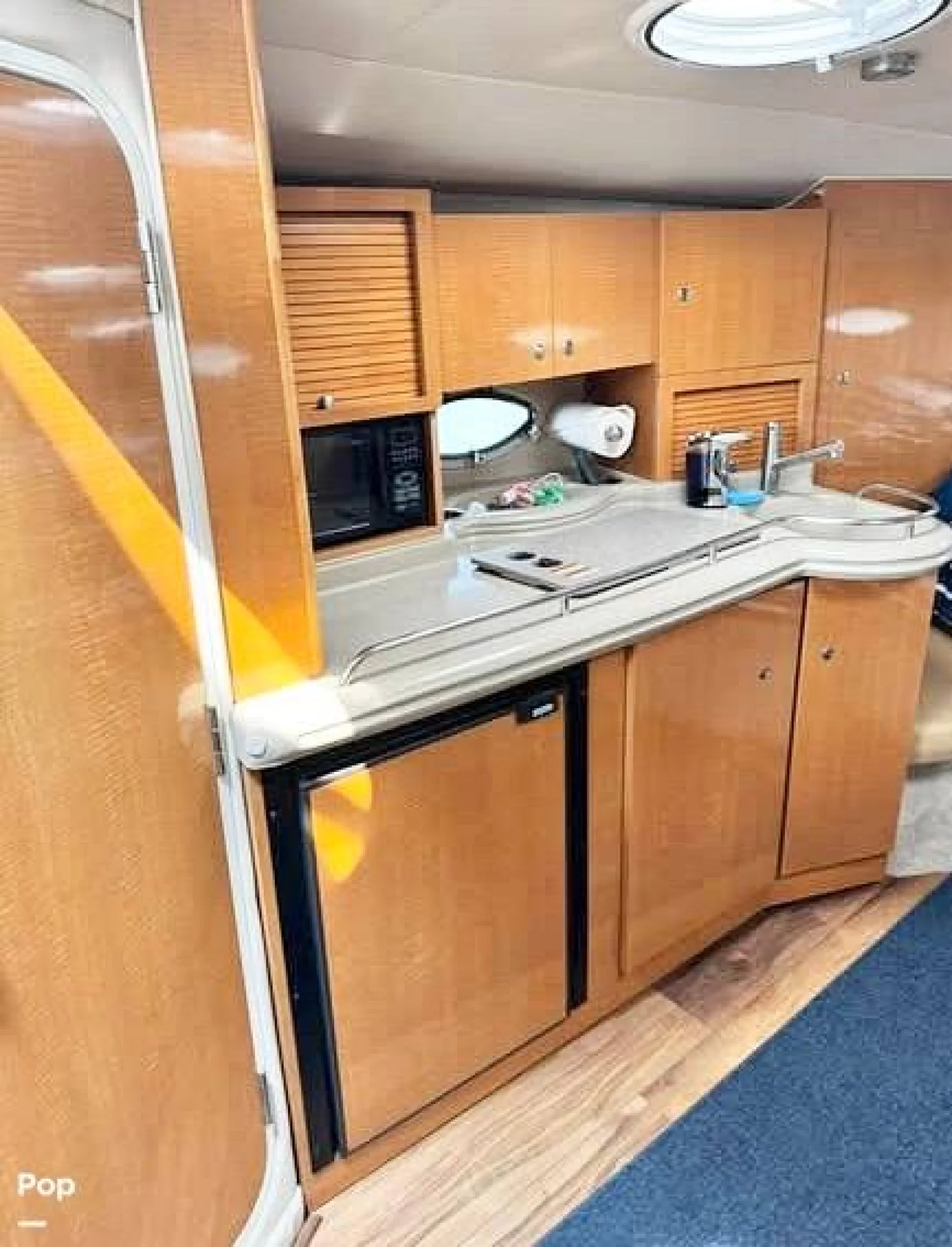 2008 Larson Cabrio 330 - Image 2