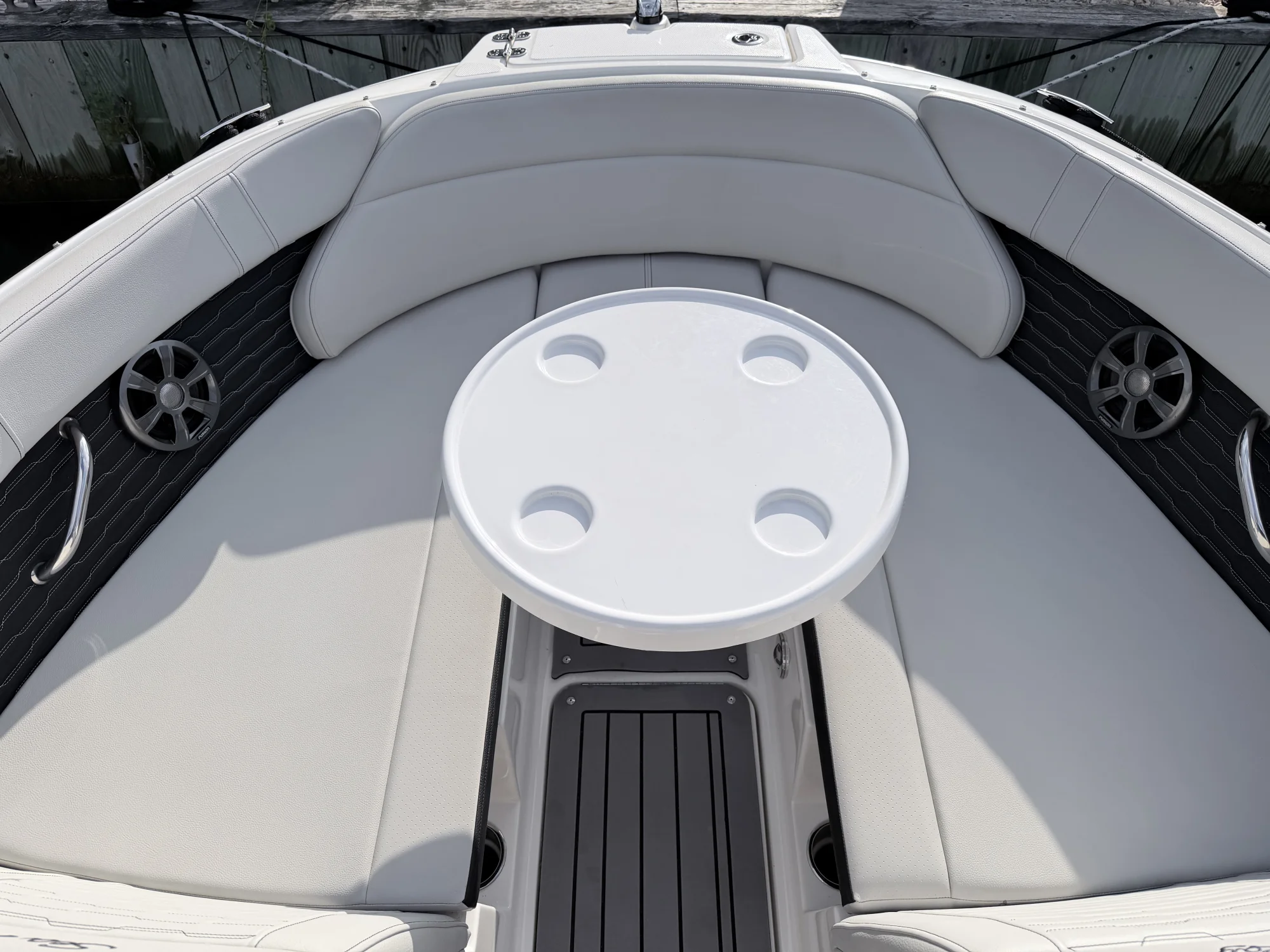 2021 Sea Ray SPX 230 Outboard - Image 3