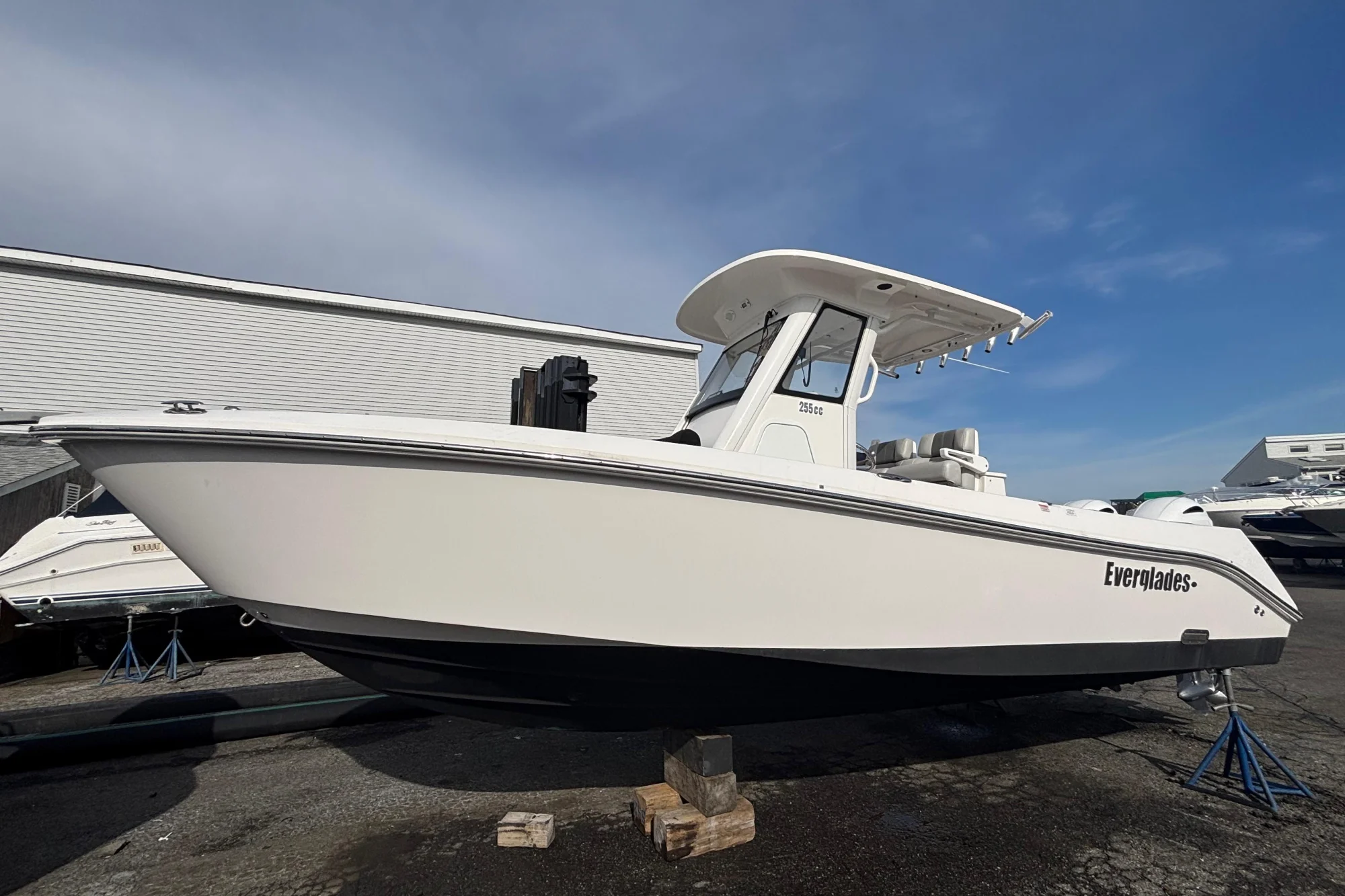 2017 Everglades 255 Center Console - Image 5