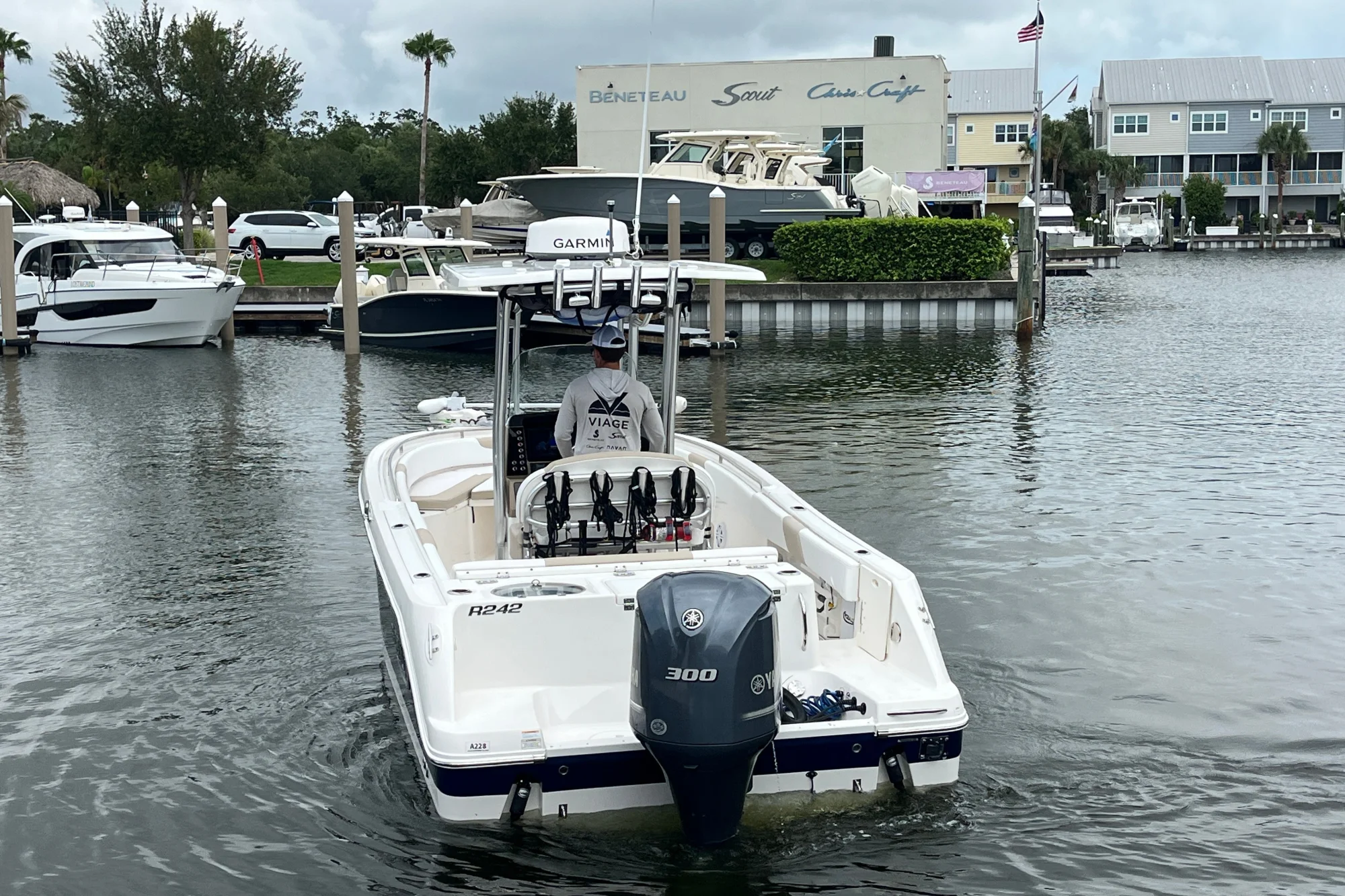 2019 Robalo R242 Center Console - Image 4