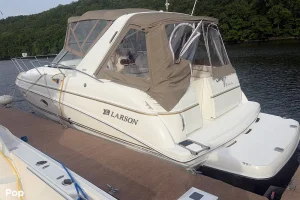 2004 Larson 330 MID CABIN