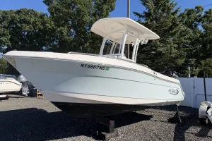 2022 Robalo R222 Explorer