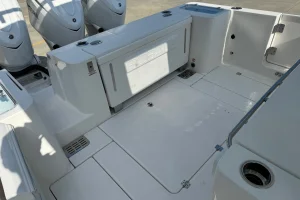 2025 Robalo R360 Ice Blue/White