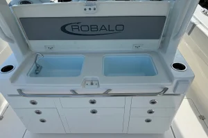 2025 Robalo R360 Ice Blue/White