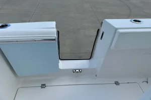 2025 Robalo R360 Ice Blue/White