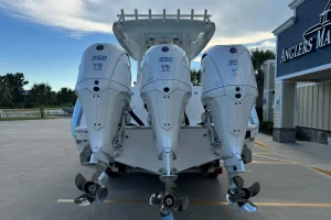 2025 Robalo R360 Ice Blue/White