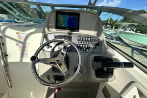 2016 Robalo R265 image 9