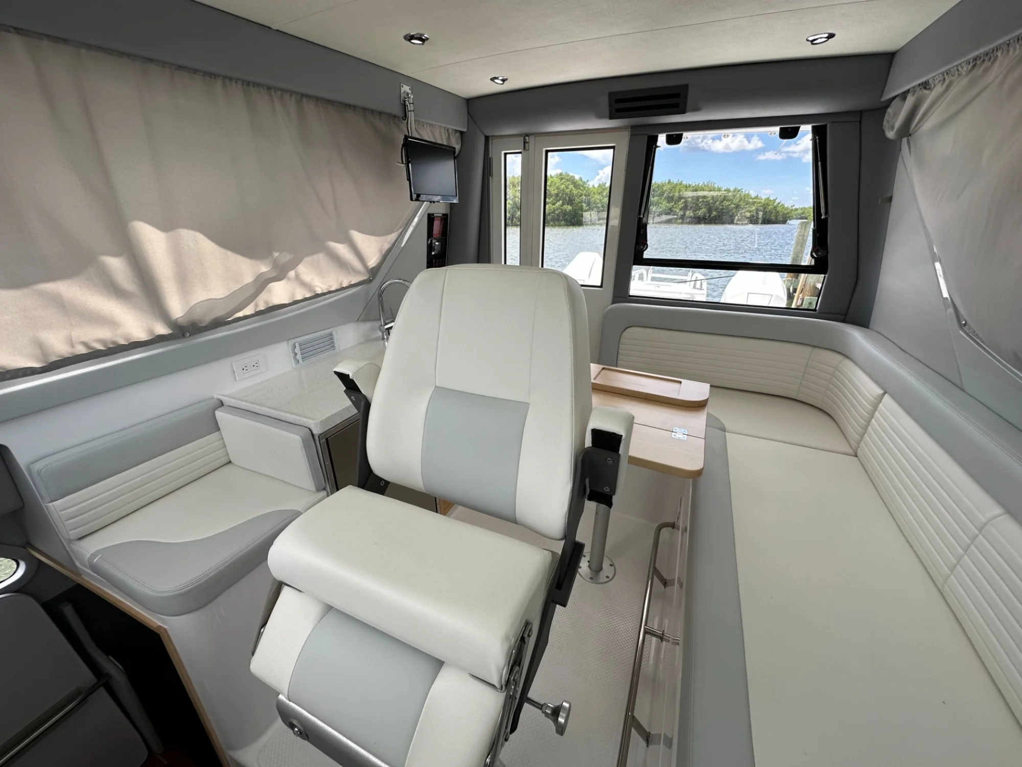 ArrowCat Power Catamarans 320 Pilot House - Image 8