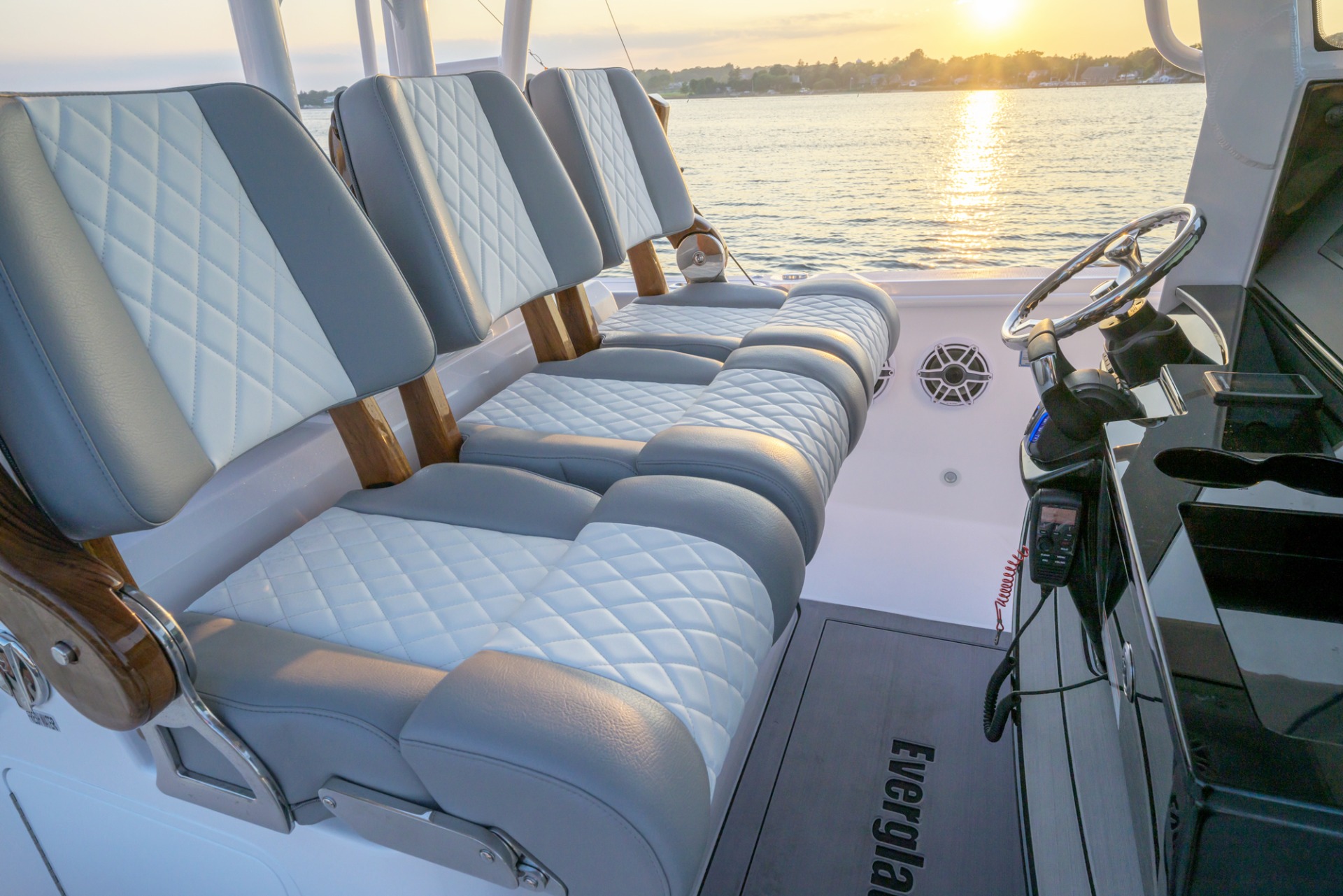 Everglades Boats 335CC - Image 3