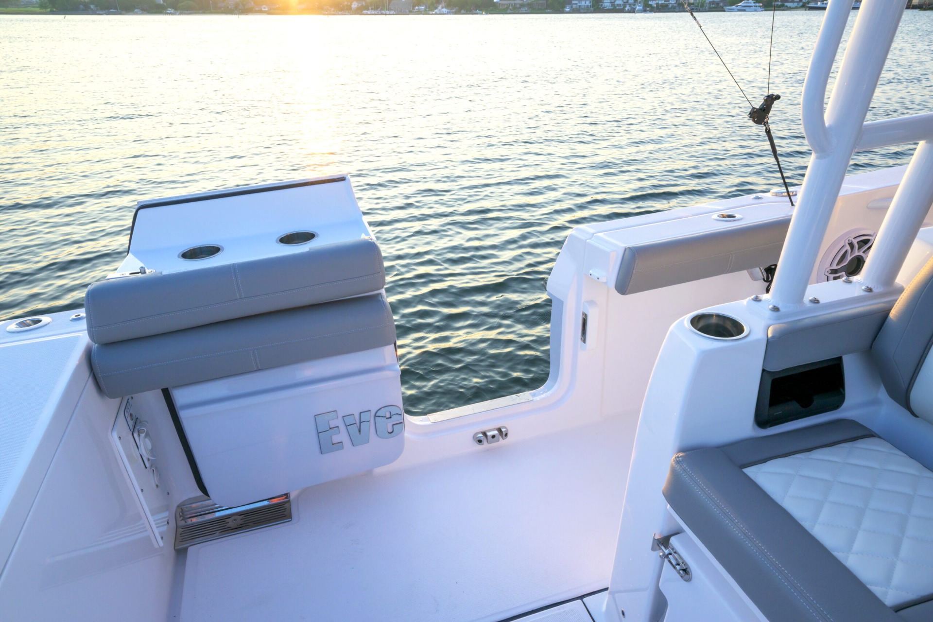 Everglades Boats 335CC - Image 11