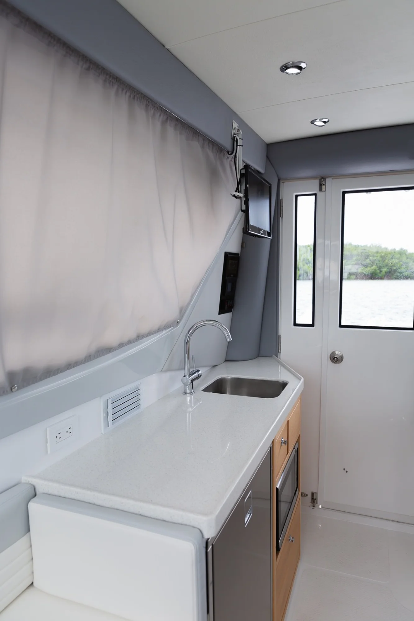 ArrowCat Power Catamarans 320 Pilot House - Image 10